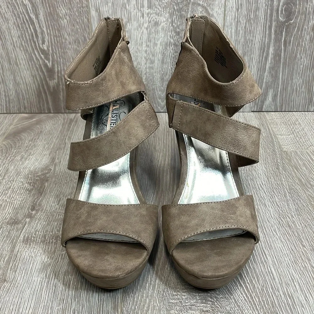 Unlisted By Kenneth Cole Day Dream Platform Wedge Taupe 8.5M